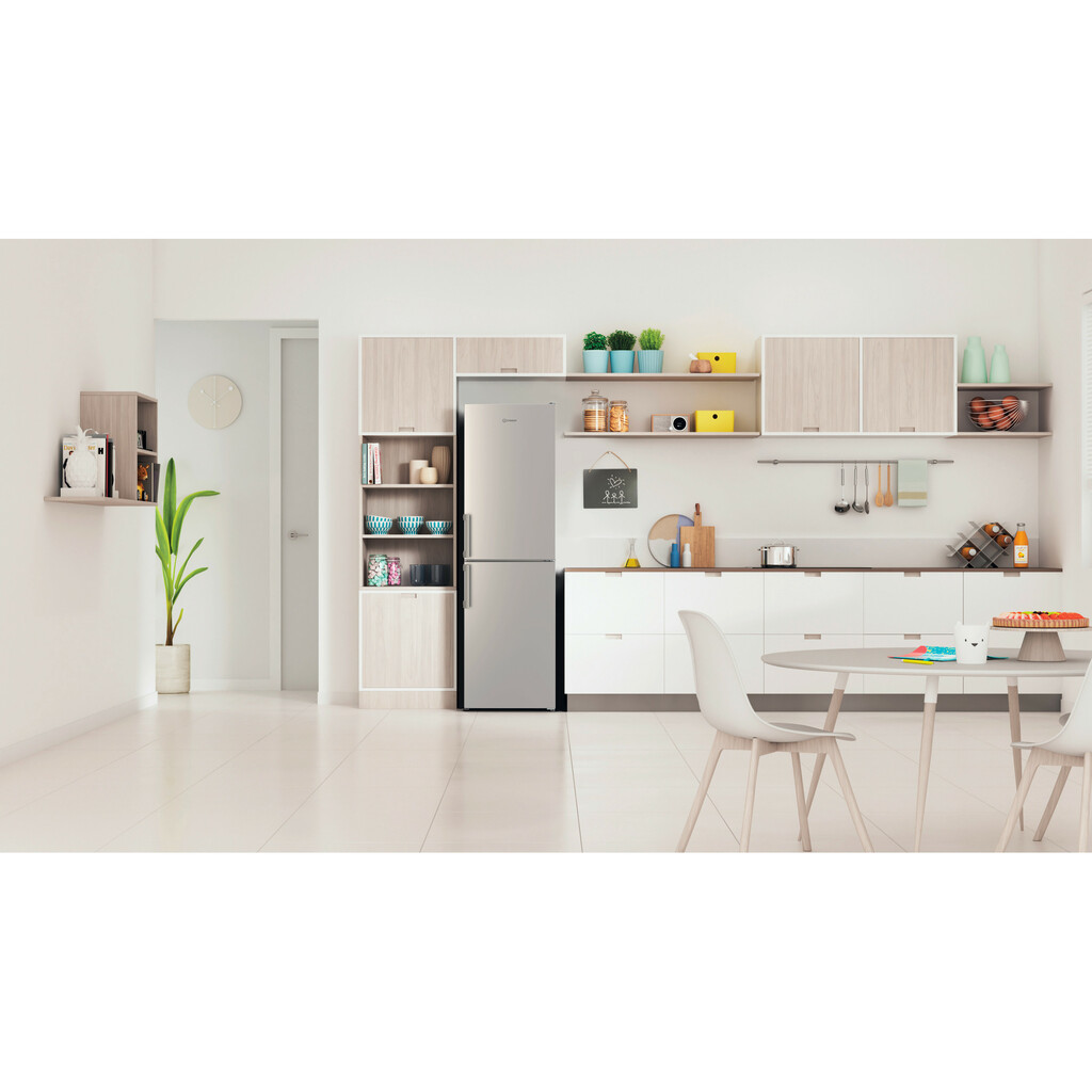 Indesit IB55 732 S UK fridge-freezer Freestanding 286 L Silver - Image 2