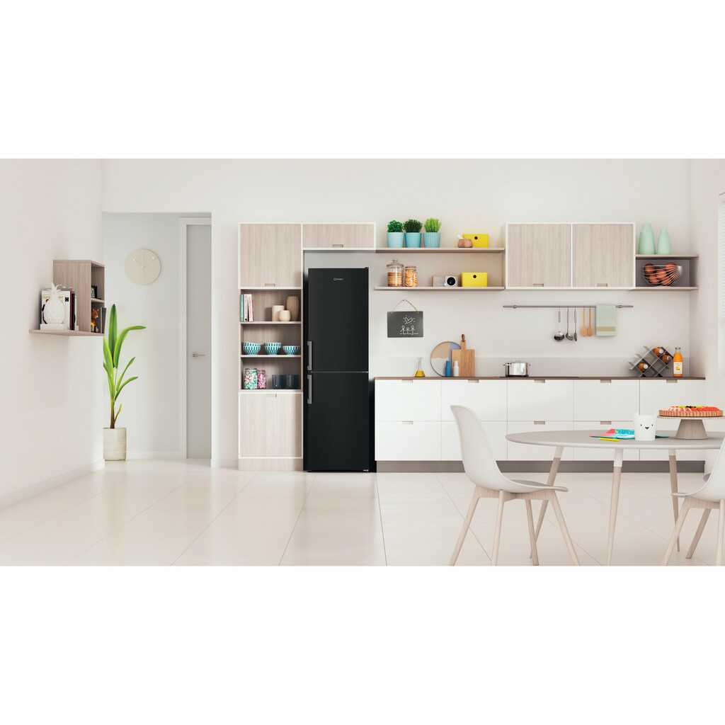 Indesit IB55 732 B UK fridge-freezer Freestanding 286 L Black - Image 2