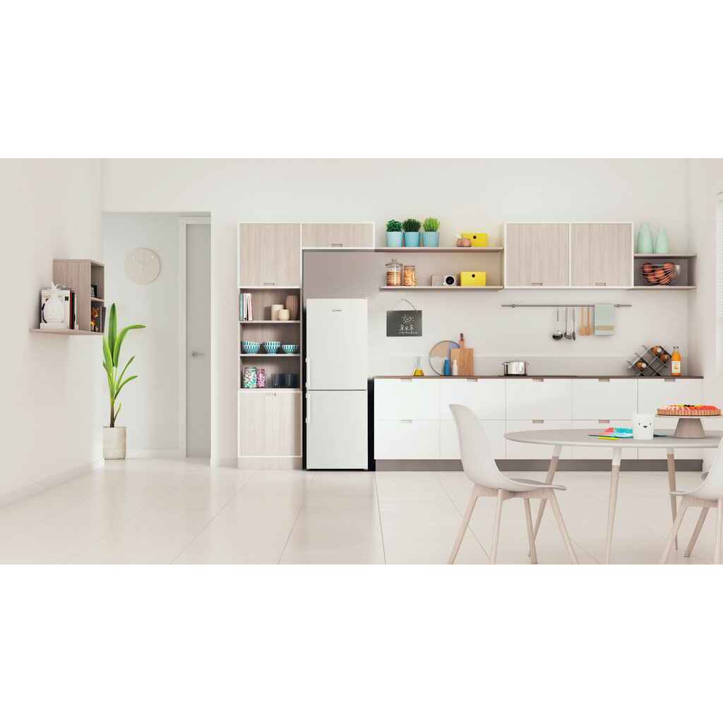 Indesit IB55 532 W UK fridge-freezer Freestanding 229 L White - Image 2