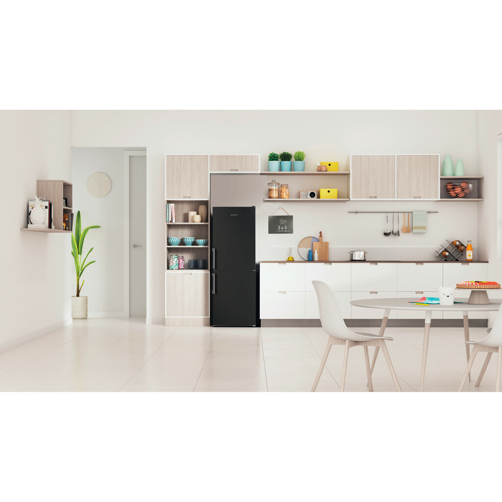 Indesit IB55 532 B UK fridge-freezer Freestanding 229 L Black - Image 2